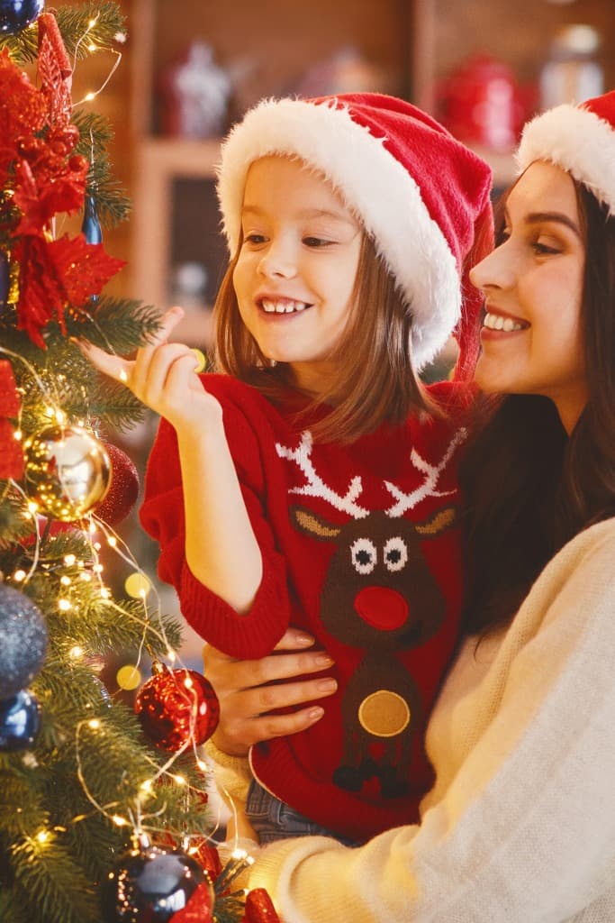 Familie ved juletre